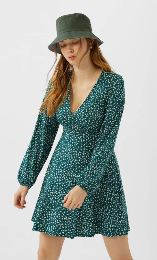 Min vestido verde con escote pico y manga larga, (11,19 euros).