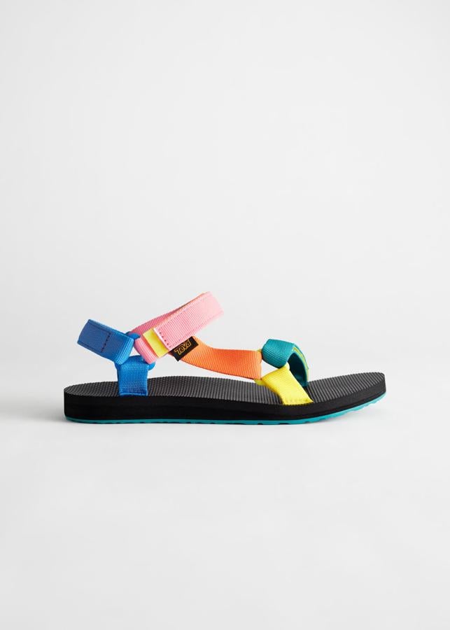 Con tiras multicolores de poliéster reciclado y suela de goma, de Teva (69 €).