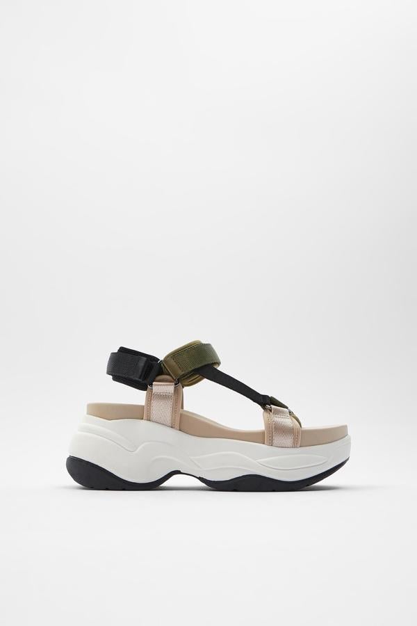 Con triple suela ergonómica y tiras anchas, de Zara (39,95 €).