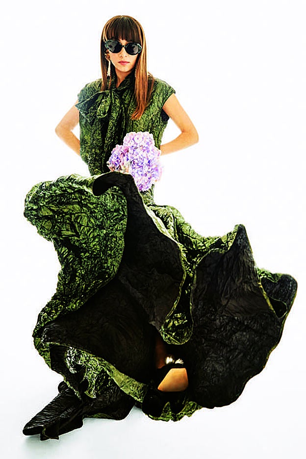 Vestido y zapatos, ambos de Rochas. Pendientes de Uterqüe y gafas de sol, de Mó.