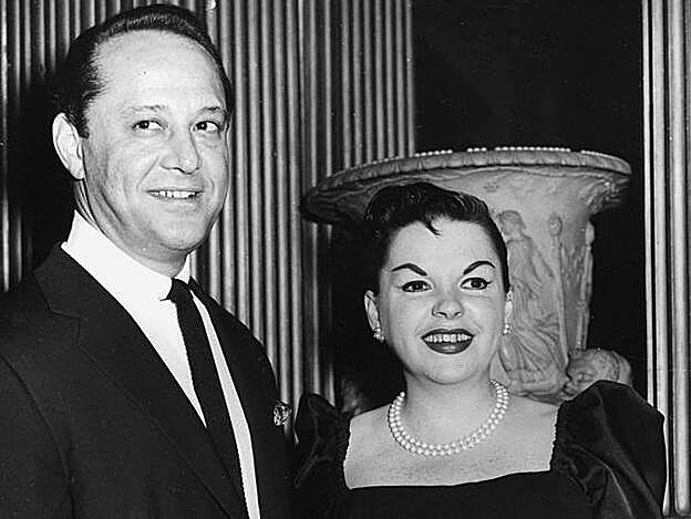 Judy Garland y Sidney Luft el 10 de octubre de 1957. Ella tiene 35 años.