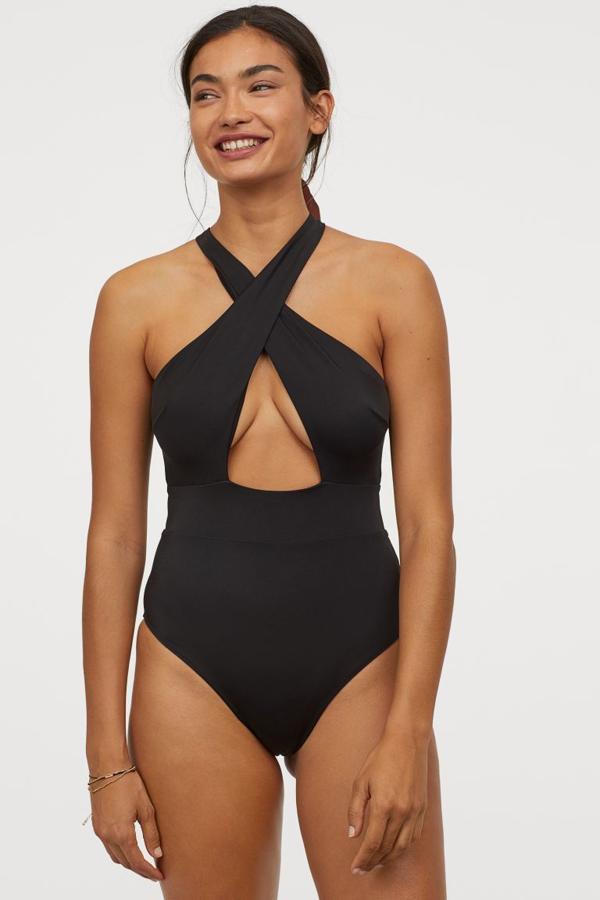 Bañador negro con cuello halter rebajado a 14,99 euros.