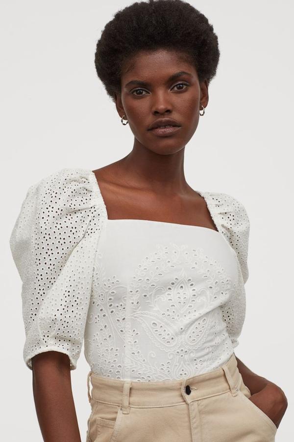 Cuerpo blanco con bordado inglés rebajado a 10,99 euros.