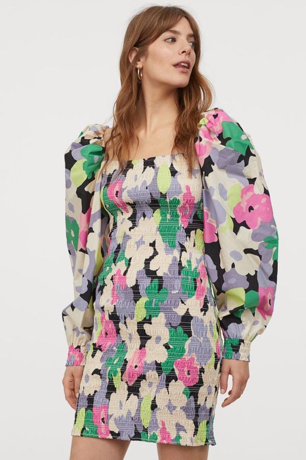 Vestido de flores con mangas abullonadas y cuerpo fruncido rebajado a 15,99 euros.