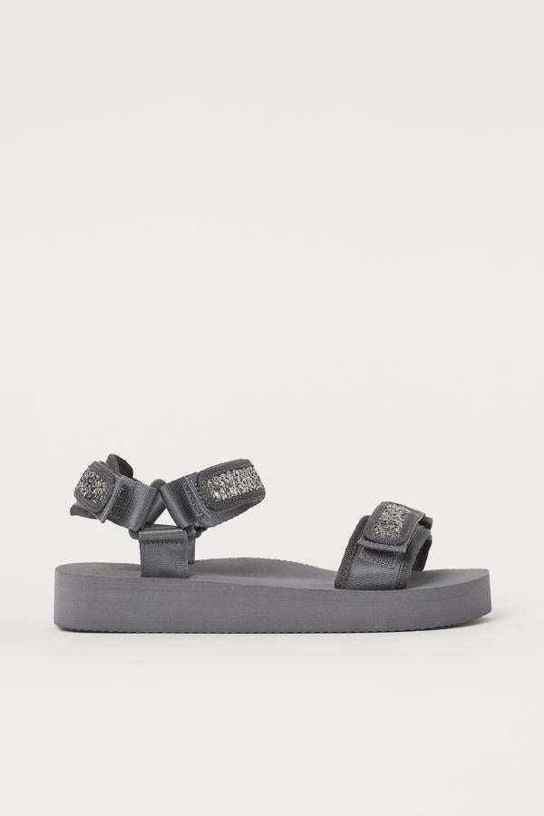 Con detalles de purpurina plateada, de H&M (14,99 €).