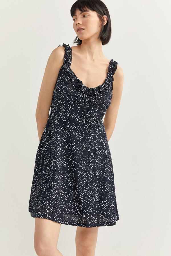 Minivestido azul marino con puntos blancos y tirantes con volantes que puedes comprar  aquí  por 15,99 euros.