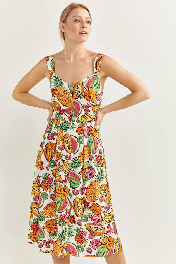 Vestido midi de falda acampanada con estampado frutal que puedes comprar  aquí  por 25,99 euros.