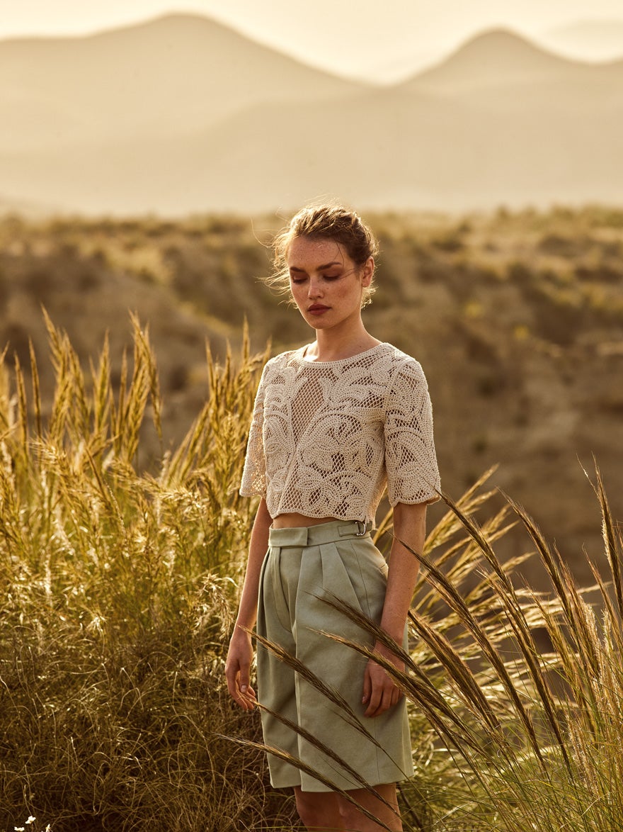 Top de Maje y bermudas de Max Mara.