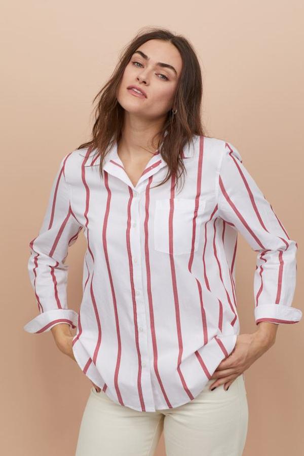 En blanco con rayas rojas, esta camisa de algodón con cuello y canesú con pliegues detrás es de H&M y viene con bolsillo delantero. De 14,99 euros ha pasado a costar 7,99 euros y está disponible entre las tallas XS y XXL.