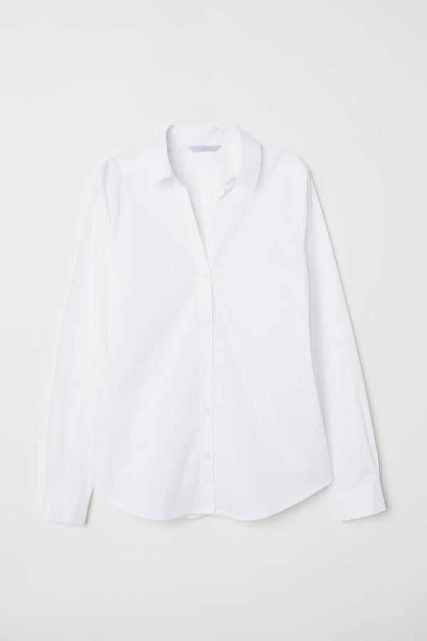 Una camisa blanca siempre viene bien y es difícil encontrar una más asequible que esta de H&M, ligeramente entallada. Con cuello inglés con abertura de pico y cierre de botones a tono frontal, ha pasado de 14,99 euros a 7,99 euros y está disponible entre las tallas 46 y 50 y en la 42.
