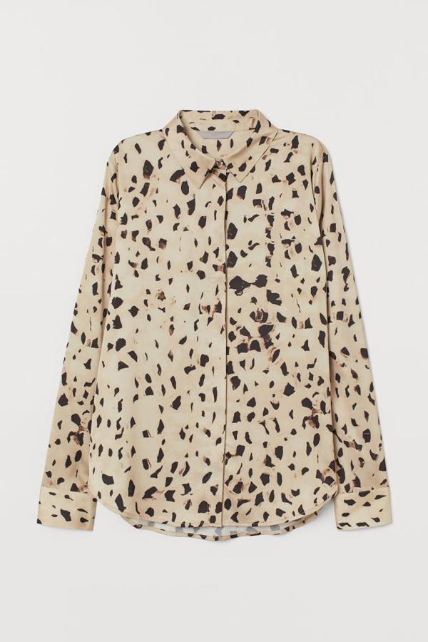 En tejido suave con cuello estrecho y botones ocultos en el frontal, esta bonita blusa con estampado carey de H&M costaba 19,99 euros y ahora podemos comprarla por 9,99 euros únicamente en la talla 40.