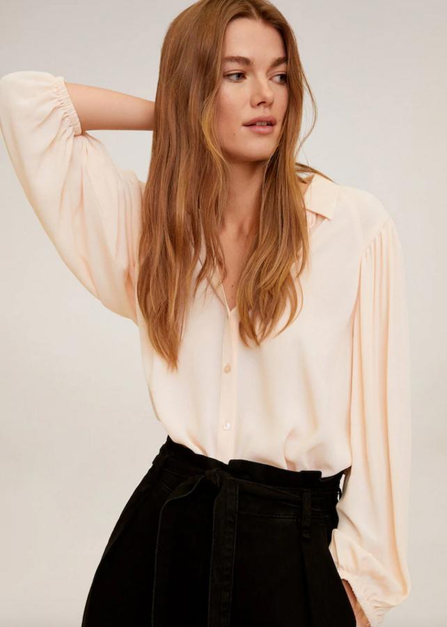 Mangas abullonadas y tejido semitransparente fluido para esta blusa en rosa claro de Mango que pertenece a su colección sostenible. De 25,99 euros se ha quedado en 17,99 euros, pero solo queda en la talla S.