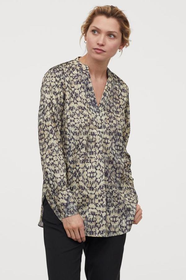 Con estampado degradado y tejido de satén, esta blusa de H&M con cuello elevado y escote de pico tiene pliegue delantero y mangas largas con dos botones revestidos en los puños. De 24,99 euros ha pasado a costar 9,99 euros y está disponible entre las tallas 32 y 40.