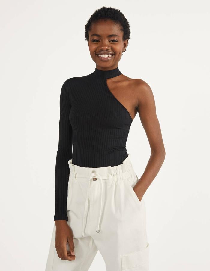 El body es una de las prendas tendencia del verano y en la firma de Inditex hemos encontrado este con cuello halter y un hombro al aire. Tiene  un precio de 12,99 euros  y está disponible entre las tallas XS y L.