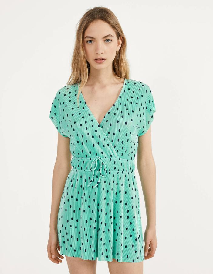 El mono corto no puede faltar entre nuestros estilismos veraniegos, y este en color turquesa es perfecto para combinarlo con nuestros accesorios de temporada. Con escote de pico cruzado y cintura elástica,  cuesta 17,99 euros  y está disponible entre las tallas XS y L.