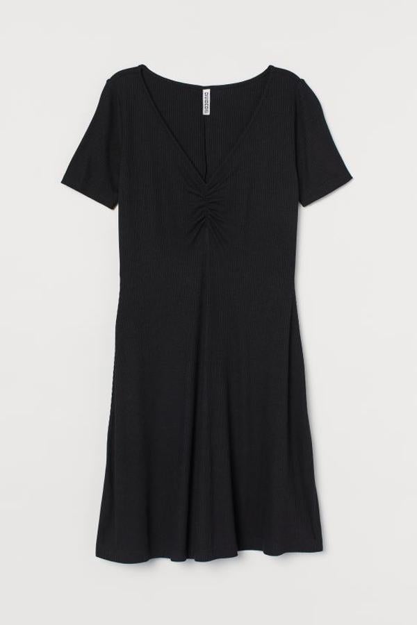 Diseño corto en punto de canalé de viscosa para este vestido negro de manga corta con escote de pico pronunciado y elástico fruncido en el frontal para un efecto drapeado. De 14,99 euros ha pasado a costar 6,99 euros y está disponible entre las tallas XXS y L.