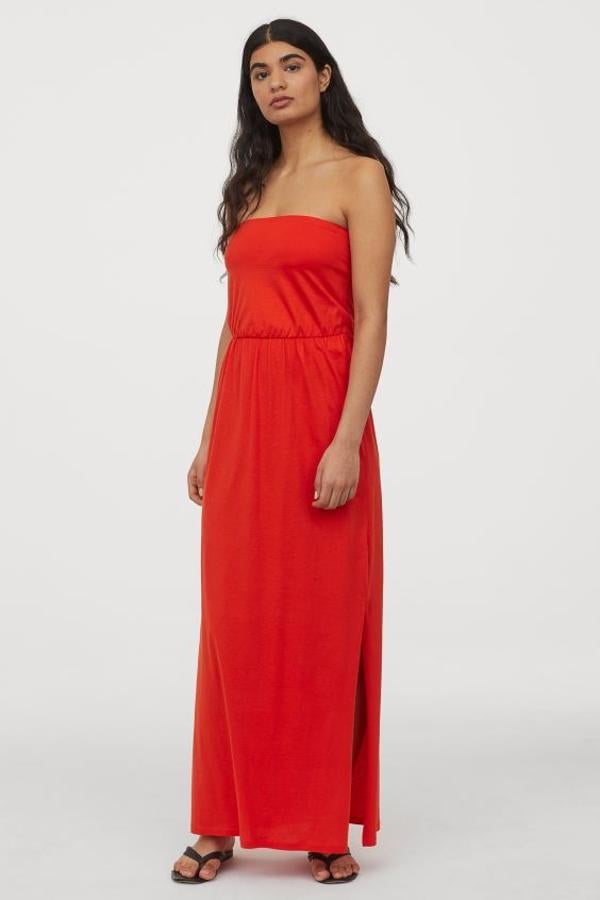 Con top elástico integrado en la parte superior y aberturas laterales, este bonito vestido largo en rojo anaranjado ha pasado de costar 14,99 euros a 7,99 euros. Está disponible XXS y XXL, aunque la última se está agotando.