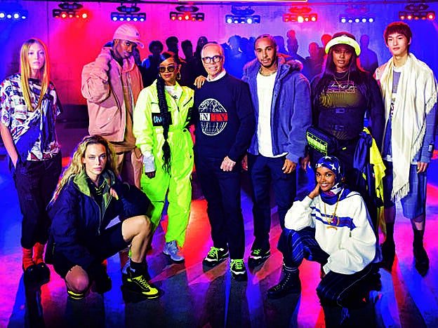 Tommy Hilfiger, flanqueado por la cantante H.E.R., el piloto Lewis Hamilton y un grupo de modelos, tras su desfile en Londres el pasado mes de febrero.
