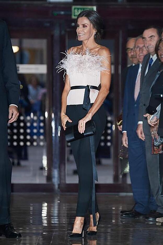La reina Letizia, vestida de The 2nd Skin Co con los zapatos BB de Manolo Blahnik en negro.