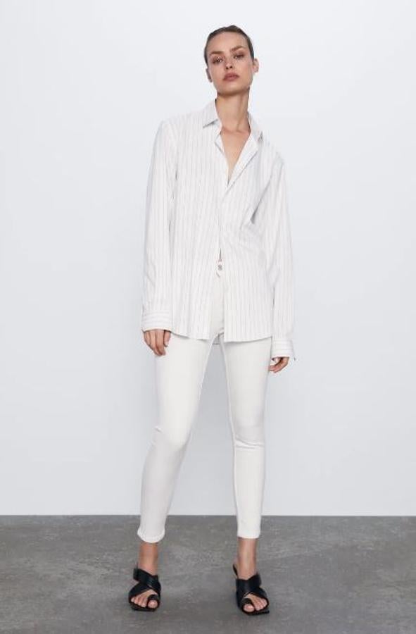 Pitillos blancos en tejido vaquero ligero, de los Special Prices de Zara (15,99 euros).