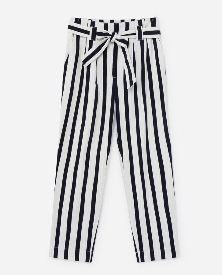 Los pantalones más estilosos del verano: afrancesados y absolutamente en tendencia. Van adornados con un lazo a la cintura, pero las rayas negras son las protagonistas absolutas. Está rebajado en Lefties hast los 7,99 euros.