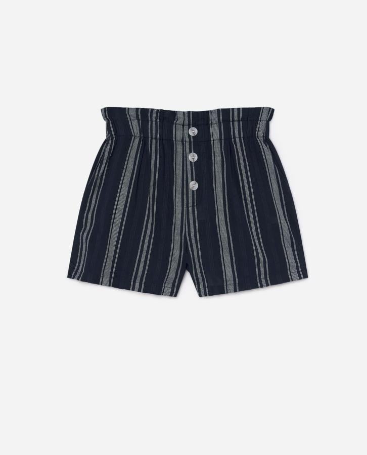 Fantásticos shorts de color azul marino, con ua preciosa raya triple de inspiración lencera. Llevan la cintura alta y elástica y van adornados con botones. Costaban 12,99 euros pero te los llevas por 6,99 euros.