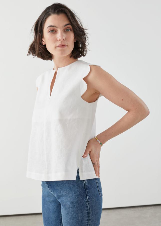 Blusa de popelín con blondas en las mangas, de las rebajas de verano de & Other Stories. Su precio en rebajas es de 36 euros, antes costaba 49.