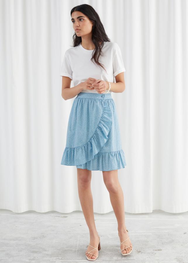 Falda mini con volantes, de las rebajas de verano de & Other Stories. Su precio rebajado es de 41 euros; en temporada costaba 59.