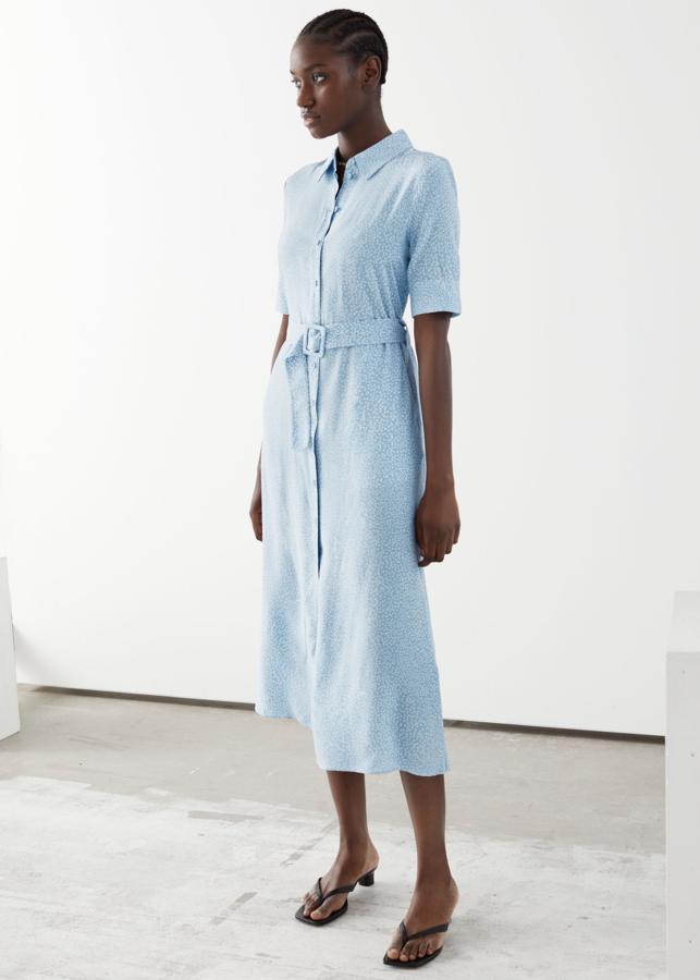 ¿Buscas un clásico vestido camisero? Este es de las rebajas de verano de & Other Stories, en color azul pastel con lunares. Costaba 79 euros y con las rebaja está en 55.