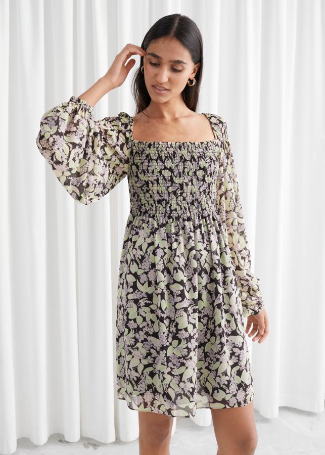 Vestido de gasa estampado con elásticos en el cuerpo, de las rebajas de verano de & Other Stories. Costaba 89 euros y ahora está a 62.