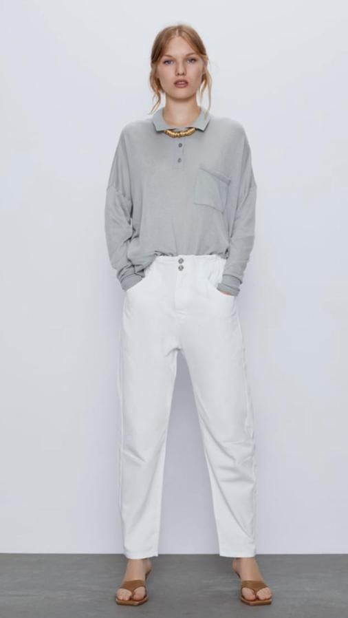 Vaqueros blancos de corte baggy con cierre de botones vistos, de los Special Prices de Zara (12,99 euros).