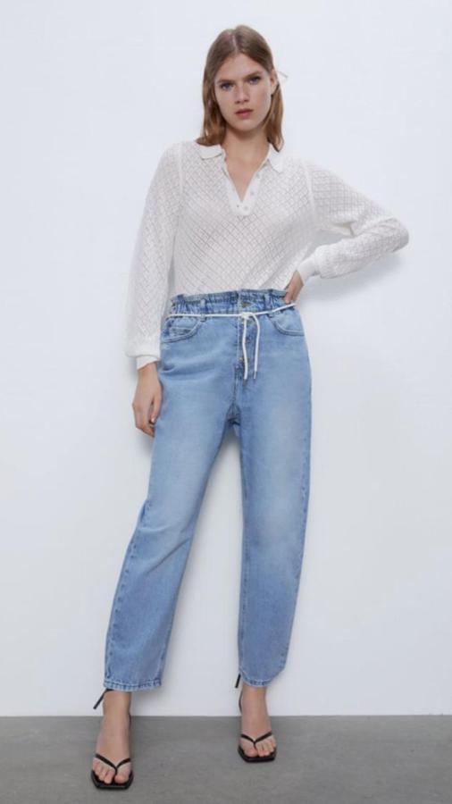 Vaqueros de corte baggy en azul clarito, con cinturón de cuerda, de los Special Prices de Zara (12,99 euros).