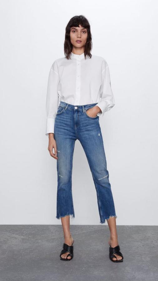 Vaqueros rectos con el bajo desflecado, en azul denim clásico, de los Special Prices de Zara (15,99 euros).
