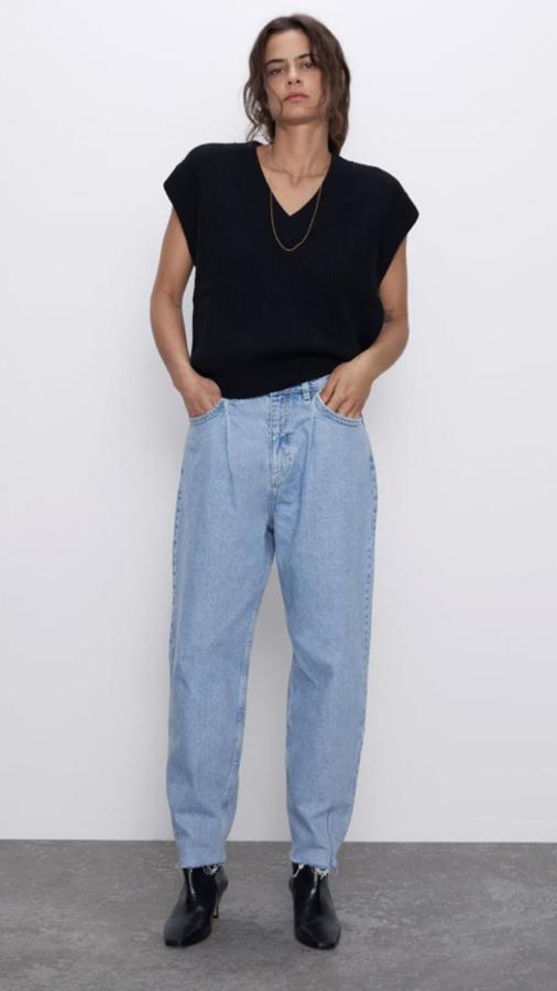 Vaqueros slouchy con bajo sin rematar, en azul clásico, de los Special Prices de Zara (12,99 euros).