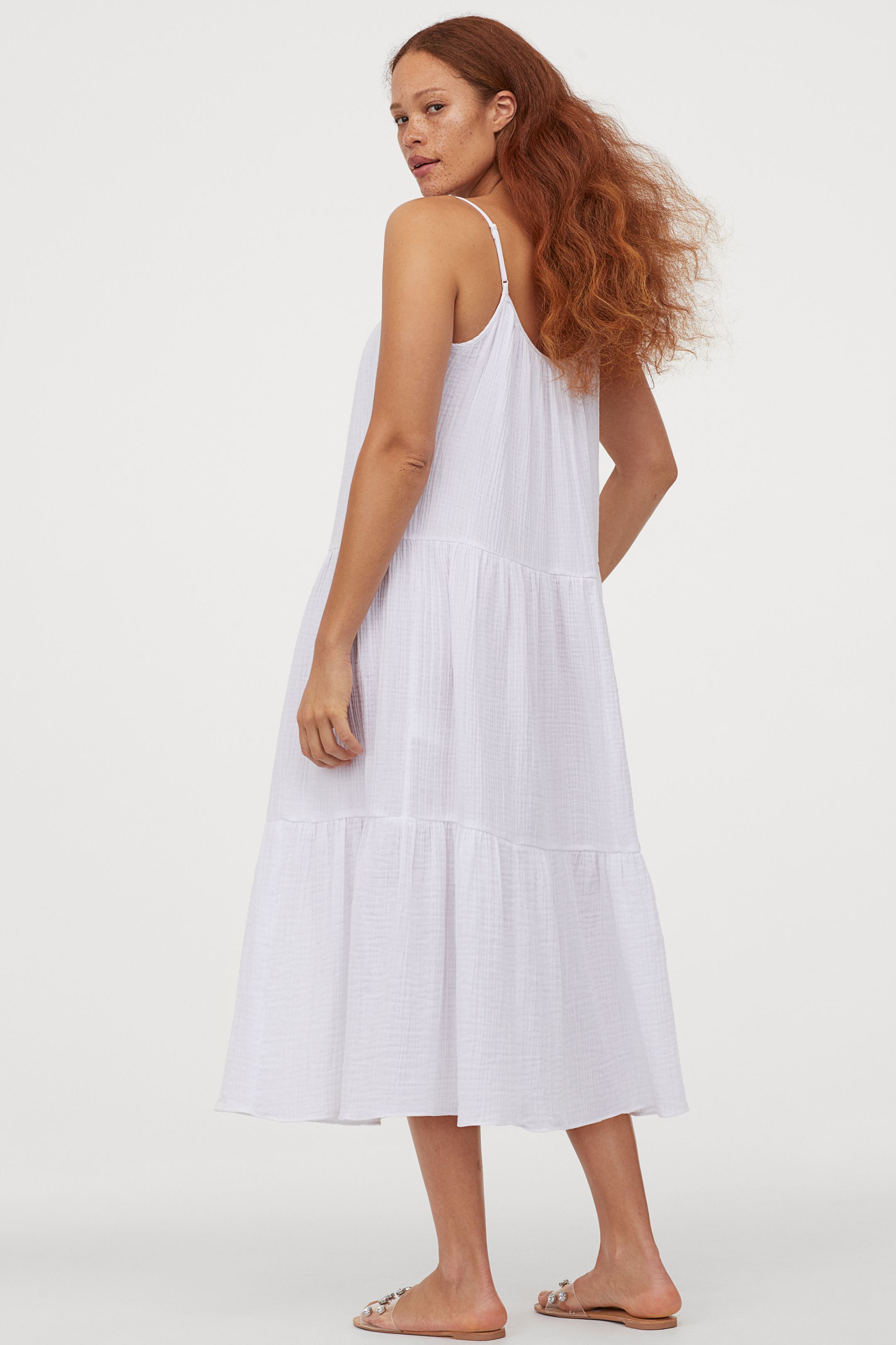 Vestido blanco midi de algodón efecto arrugado de la nueva colección de H&M. (24,99 euros).