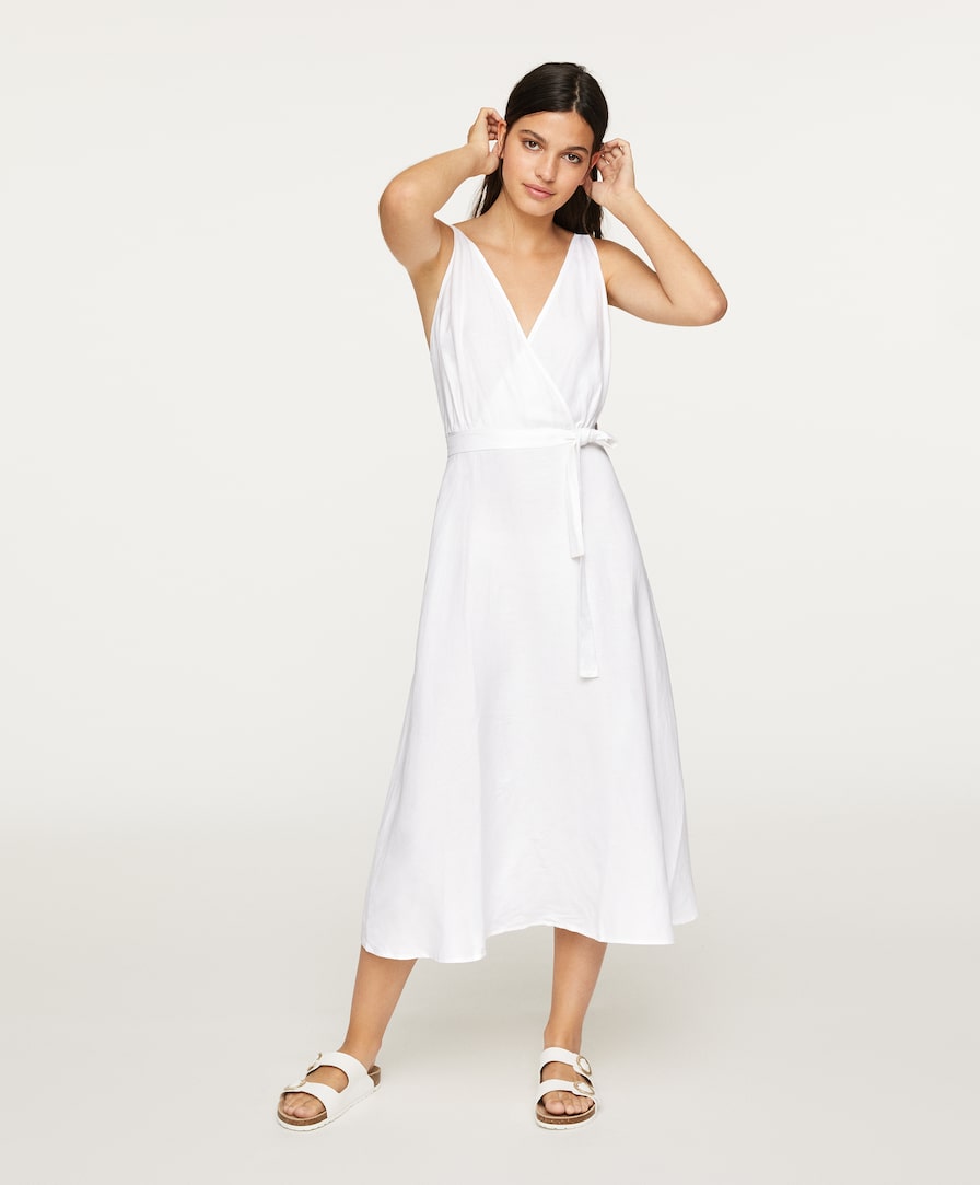 Vestido midi cruzado de la nueva colección de Oysho. (35,99 euros).