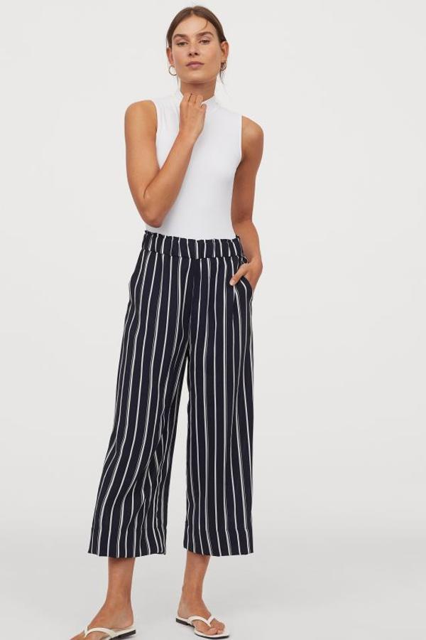 Este pantalón culotte de H&M deja los tobillos al aire y viene con cintura elástica ancha con volante pequeño arriba y perneras amplias rectas. Costaba 14,99 euros y ahora podemos comprarlo por 8,99 euros únicamente en la talla 34.