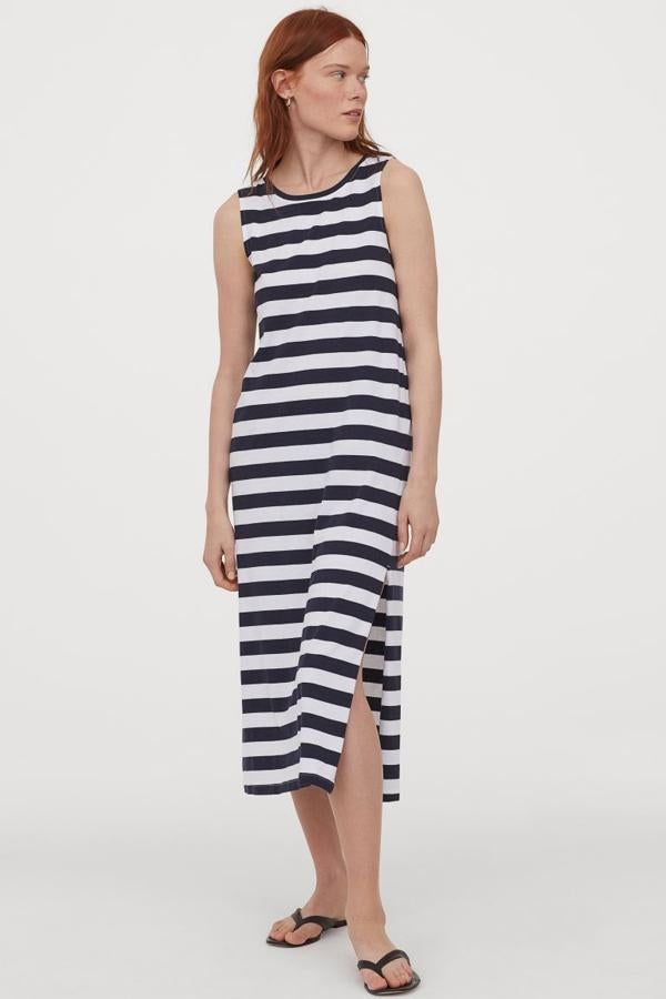 Sin mangas y con aberturas en el bajo a un lado, este vestido en punto suave de mezcla de algodón con rayas horizontales es de H&M y cuesta 12,99 euros. Está disponible entre las tallas XS y XXL.