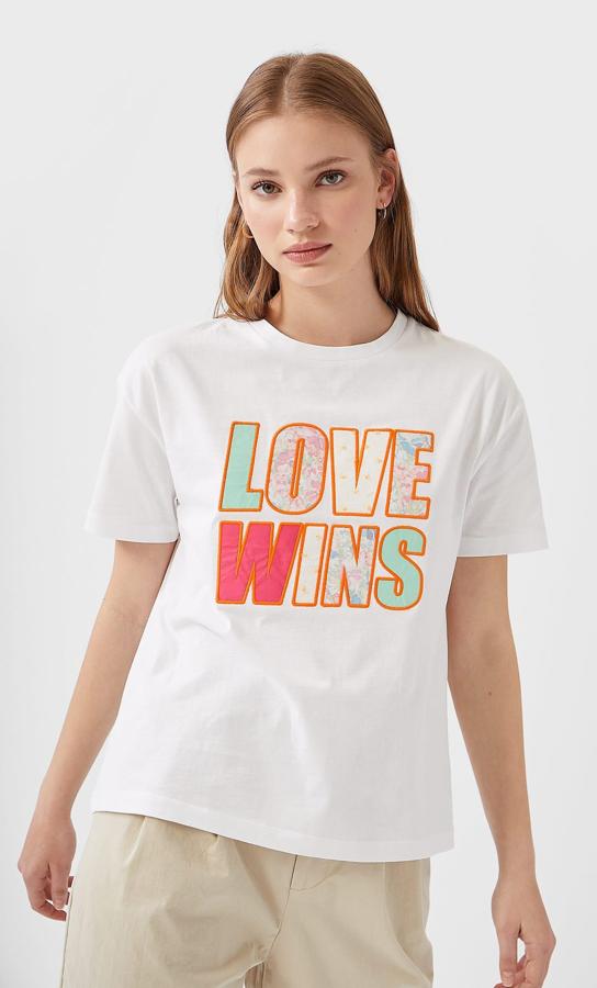 Tonos pastel para esta bonita camiseta blanca de Stradivarius que proclama el triunfo del amor con vistosas letras. Cuesta 12,99 euros y está disponible entre las tallas XS y L.