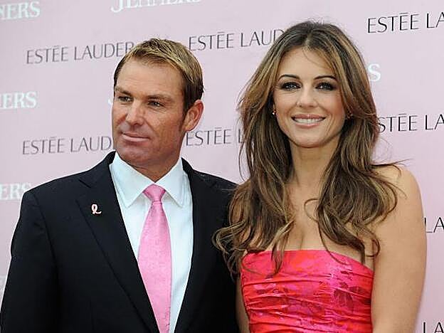 Elizabeth Hurley comenzó a salir con el jugador de cricket Shane Warne en 2011.