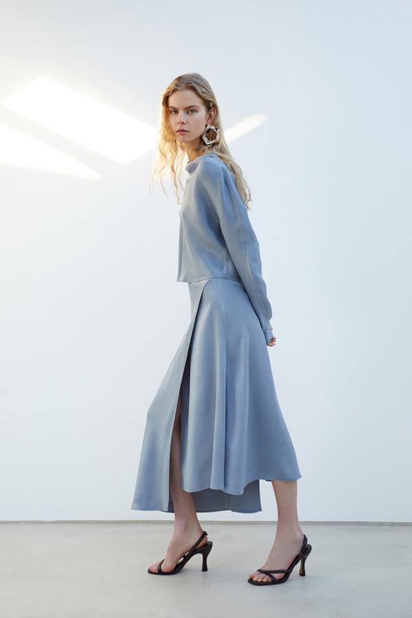 Falda de las rebajas de Sfera en tejido fluido tipo lencero y con corte irregular (19,99 €).