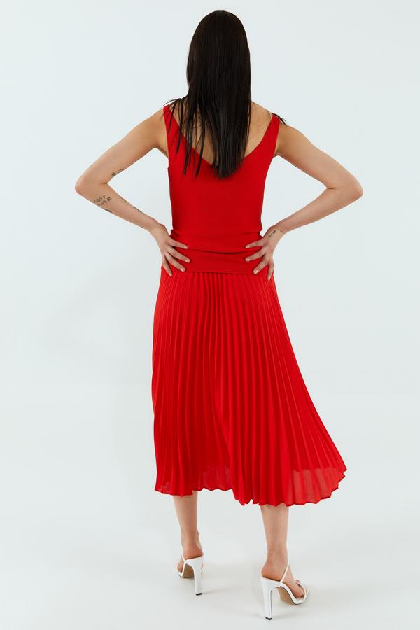 Falda plisada de las rebajas de Sfera con cierre lateral de cremallera (15,99 €).