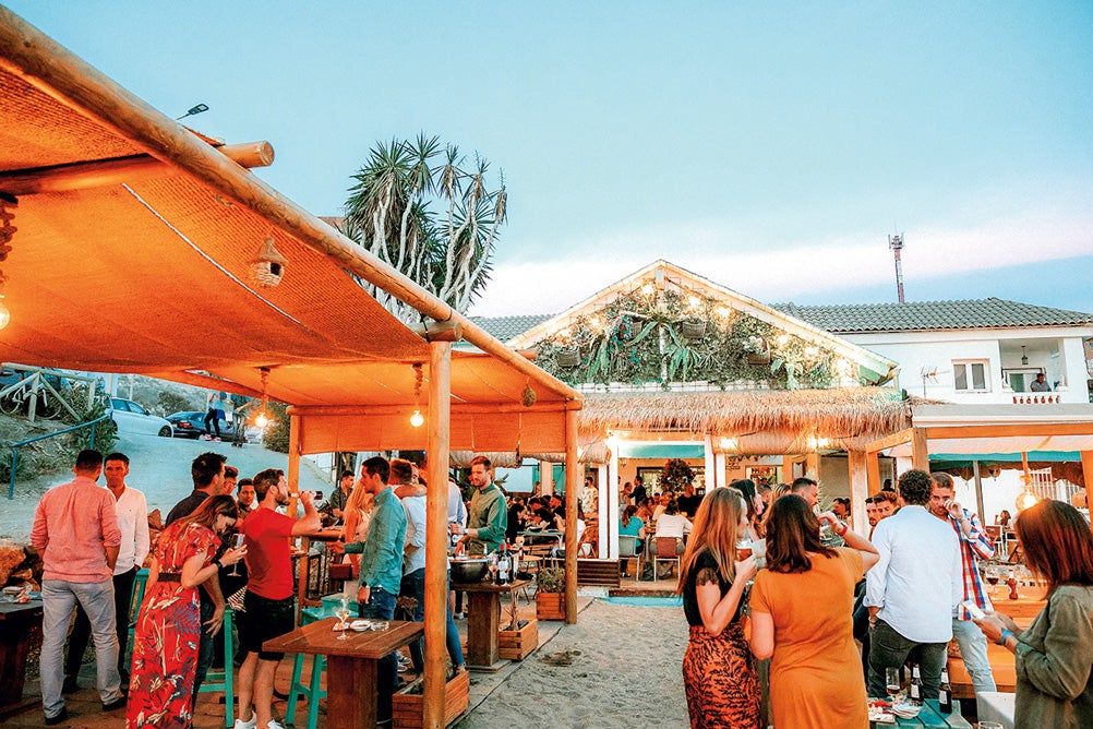 “Comida y bebida tradicional, pero con un toque de tontería” es el lema de esta antigua casa familiar remodelada en la playa de La Araña. El objetivo de MariCarmen es que cualquiera lo pase bien en su “casa playa”, como si estuviera en familia: platos de la abuela, recetas marineras, postres andaluces y algunos guiños a la cocina asiática.
