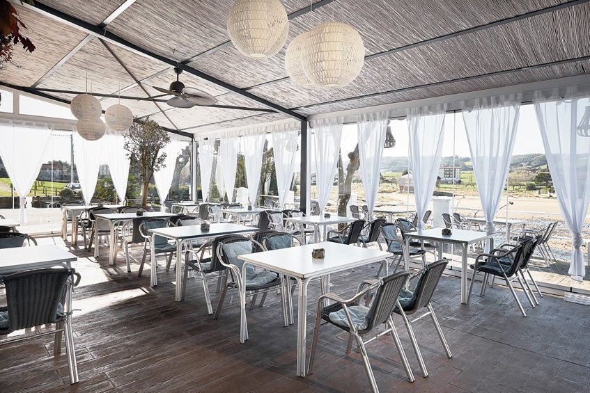 Gambita de Huelva y paella valenciana son algunos de los platos estrella de este restaurante asturiano que, desde la playa de Bañugues (quizá la más mediterránea y tranquila del Cantábrico), hace un recorrido por toda la gastronomía española. También es impresionante su oferta de vinos, pescdos, panes, quesos, postres y , por supuesto, sus vistas y su ambiente.