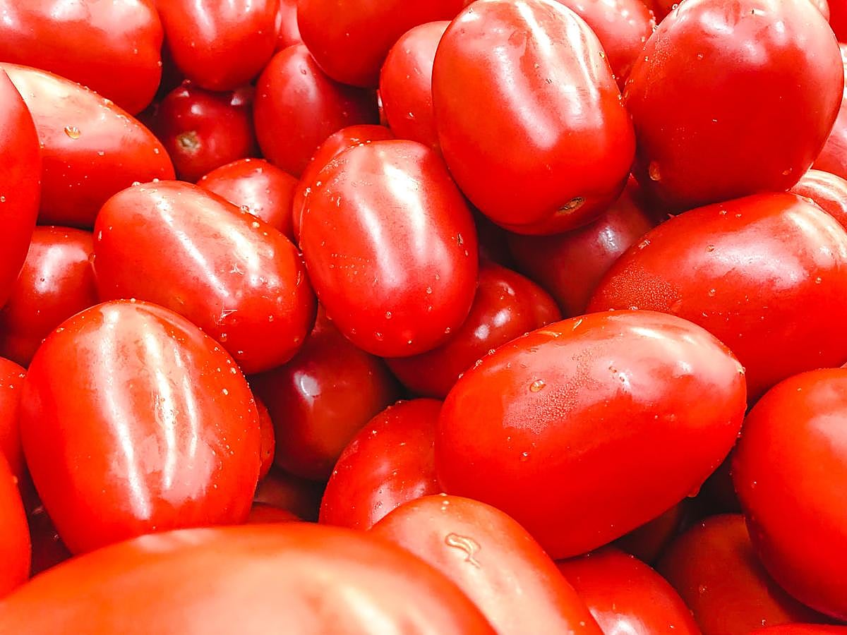 ¿Nunca has comido tomatitos cherry para merendar? ¡Ha llegado el momento! Son saciantes, están llenos de antioxidantes y los puedes combinar con múltiples alimentos. Solo tienen 18 calorías por cada 100 gr.