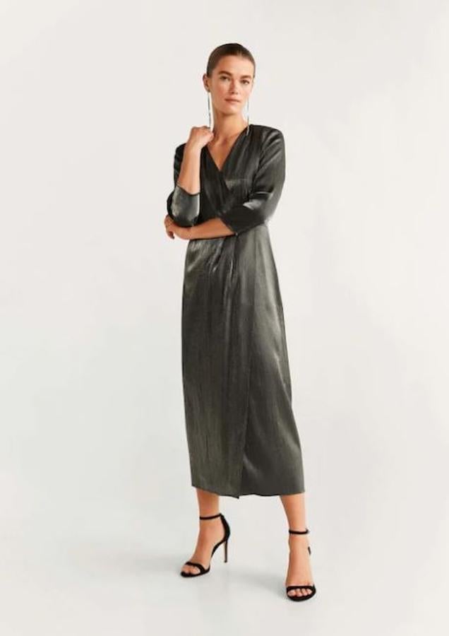 Vestido cruzado de manga larga efecto metalizado, de Mango 29,99 euros).