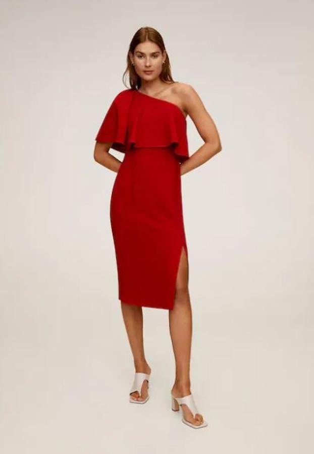 Vestido midi en color rojo con escote asimétrico y volante y abertura lateral, de Mango (39,99 euros).