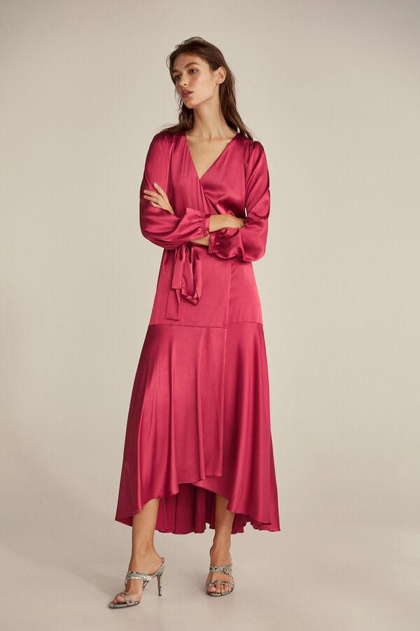 Vestido satinado en color rosa fucsia, con manga larga, escote en pico y cinturón forrado, de Pedro del Hierro disponible en Cortefiel (115 euros).