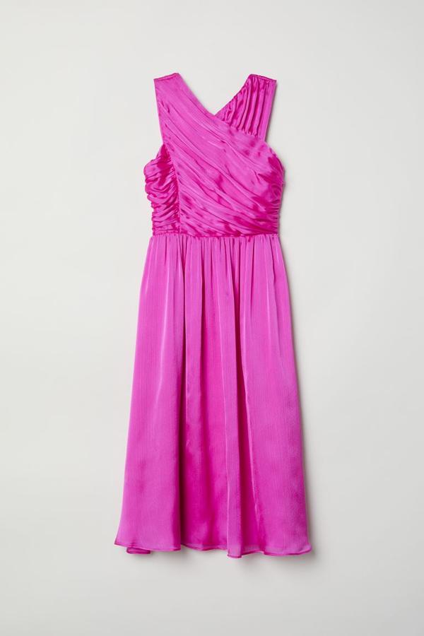 Vestido midi en color fucsia y tejido satinado con drapeado en el cuerpo, de H&M (41,99 euros).