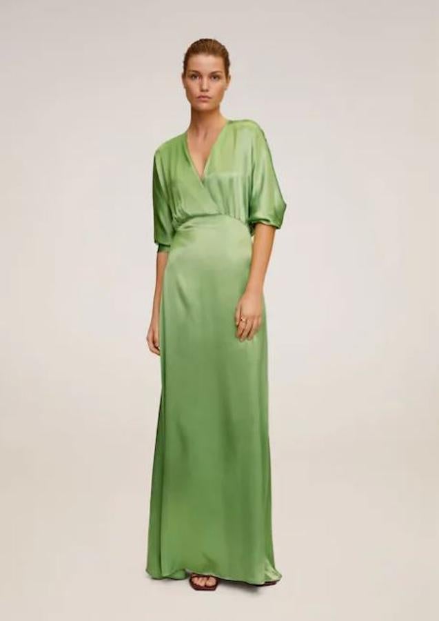 Vestido satinado largo en color verde pistacho con escote en pico, de Mango (39,99 euros).
